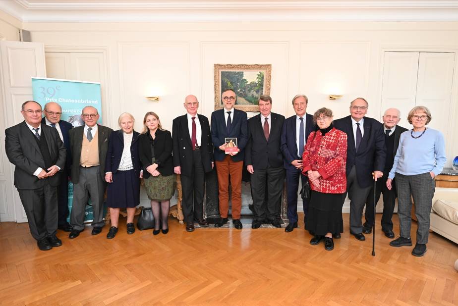 Les membres du jury r�unis autour d'une table dans le salon